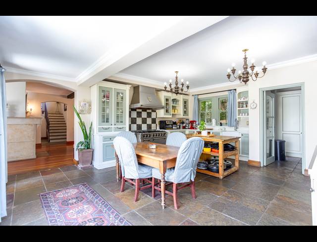 5 BEDROOM FREEHOLD SOLD IN RONDEBOSCH